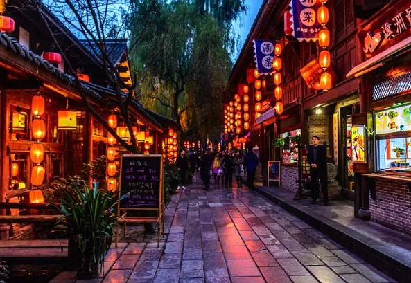 Ancient-style smart streetlights in Meishan, Sichuan, are gaining popularity among residents