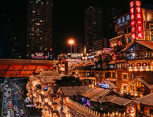 The square in front of the Luzhou High-speed Railway Station in Sichuan Province was officially lit up after being illuminated