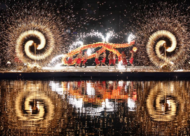 The Dongjiang Lake Light Show in Changle District, Fuzhou, became a hit during the Spring Festival