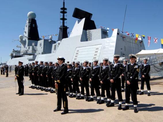 The Royal Navy orders 100,000 LED tubes