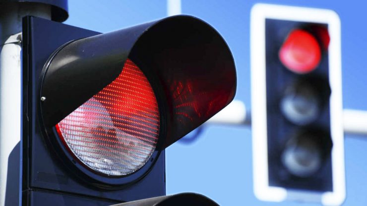 What are the advantages and disadvantages of LED traffic lights?