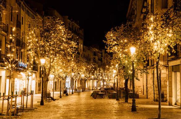 Road lighting in Yili, Xinjiang creates a bright night scene