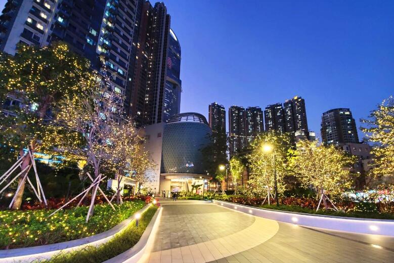 Xionglin Landscape Avenue installs LED lights