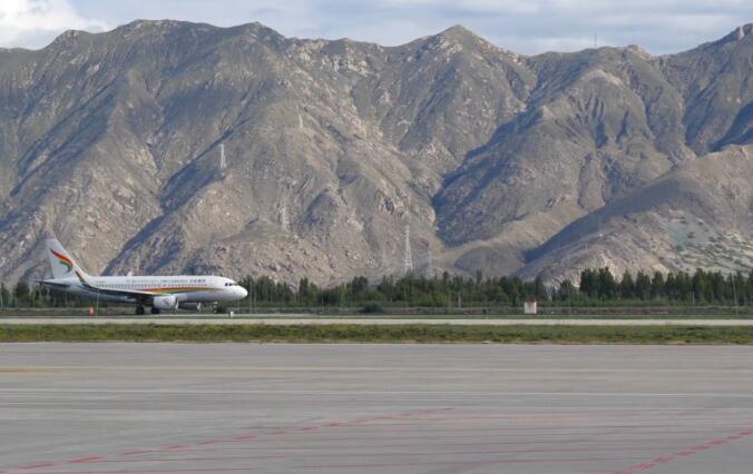 The installation of the lighting corridor bridge at Alipurang Airport in Tibet was successfully completed