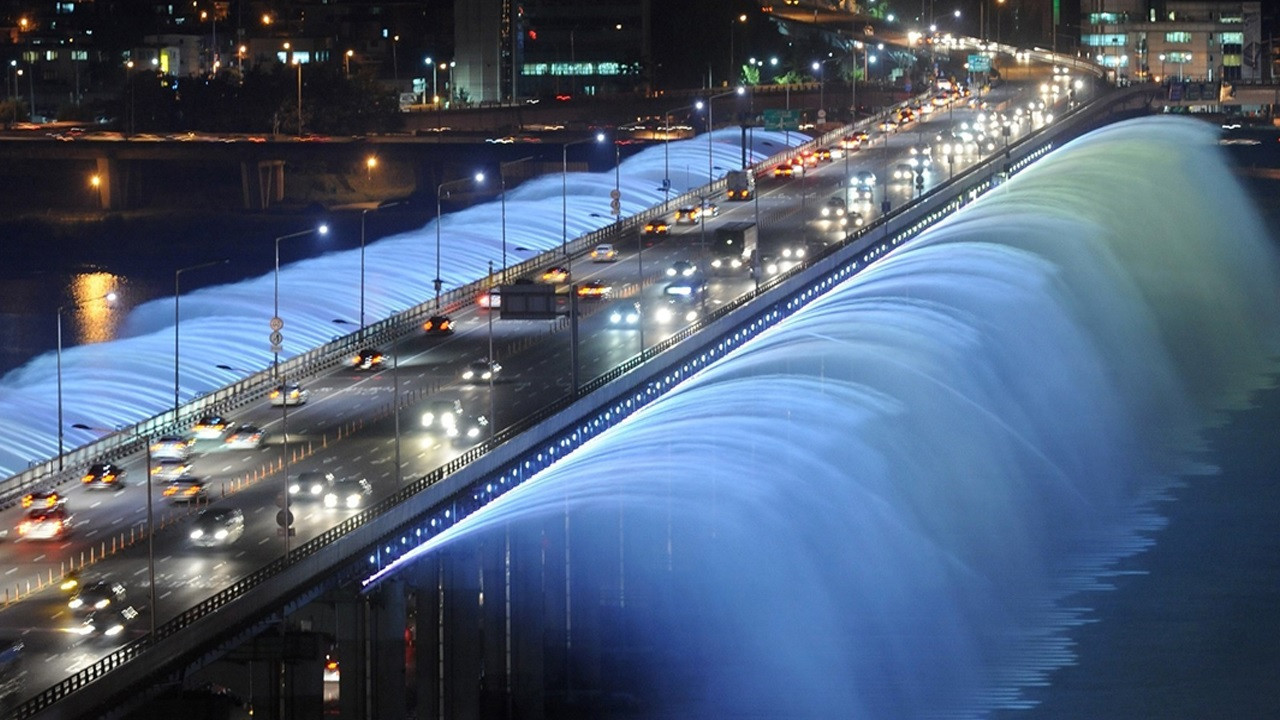 Dangui Bridge light and water show in Xianning, Hubei makes stunning debut