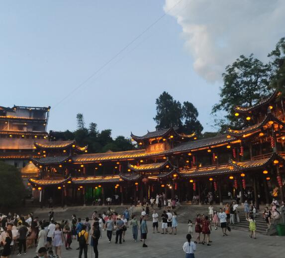 Street lighting in Yuhua District, Changsha has been upgraded to improve villagers’ travel
