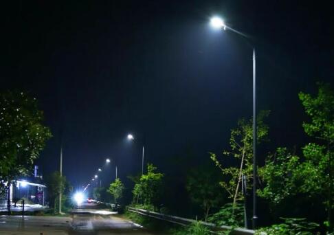Solar street lights are installed in Xuanqiao Town, Pudong District, Shanghai to make travel more convenient for villagers