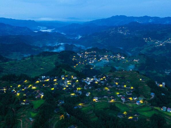 Chongqing Wuxi County installs solar LED street lights to illuminate villagers