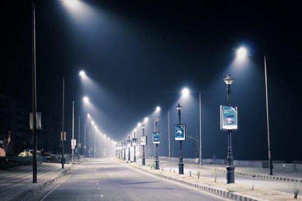 The solar LED street lights in the central urban area of Cuiping District, Yibin, Sichuan Province are officially put into use