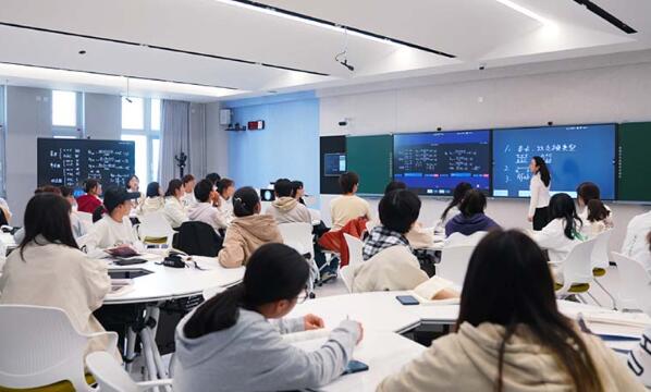 More than 300 classrooms in Lop County, Hotan Prefecture, Xinjiang have been replaced with new eye protection lamps