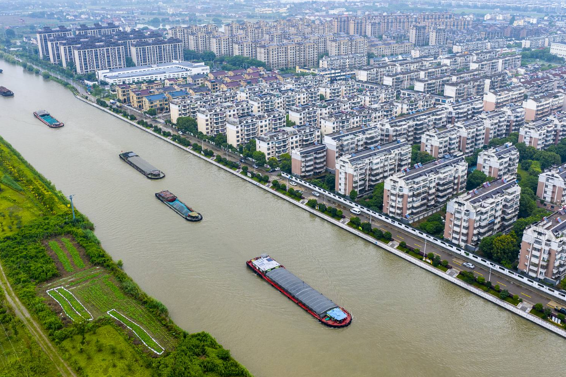 Pingwang Town, Wujiang District, Suzhou City, Jiangsu Province, Strengthens Grid-Based Streetlight Management Through Day and Night Patrols