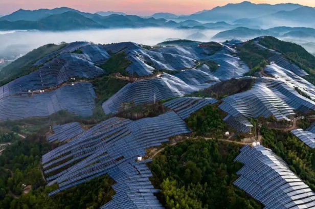 Solar streetlights installed along the mountain road in Jinzhu Village, Yudong Subdistrict, Banan District, Chongqing