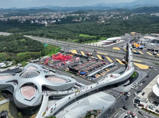 The Baiqiao Service Area on the Baomao Expressway in Gaozhou, Maoming, Guangdong, has begun a lighting test