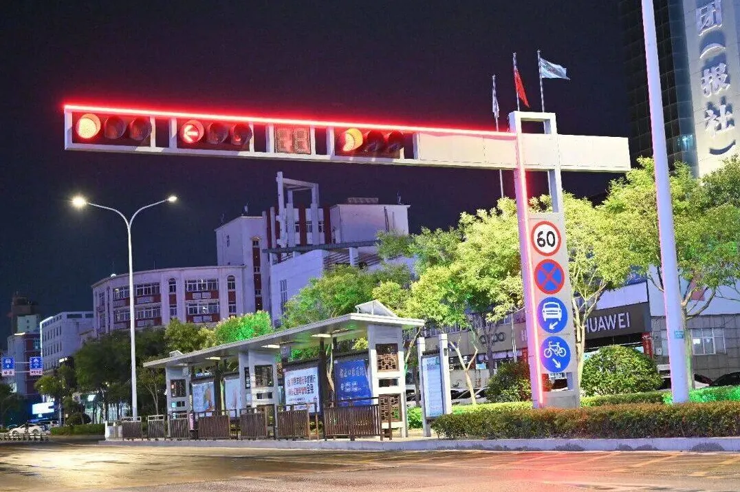 LED Light Strips Unveiled on Traffic Light Poles in Suqian, Jiangsu Province