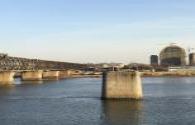 More than 370 street lamps on Baiyun Bridge in Donggang City, Dandong, Liaoning Province have been completed